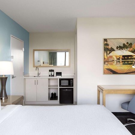 Embassy Suites By Hilton Tampa Airport Westshore Екстериор снимка