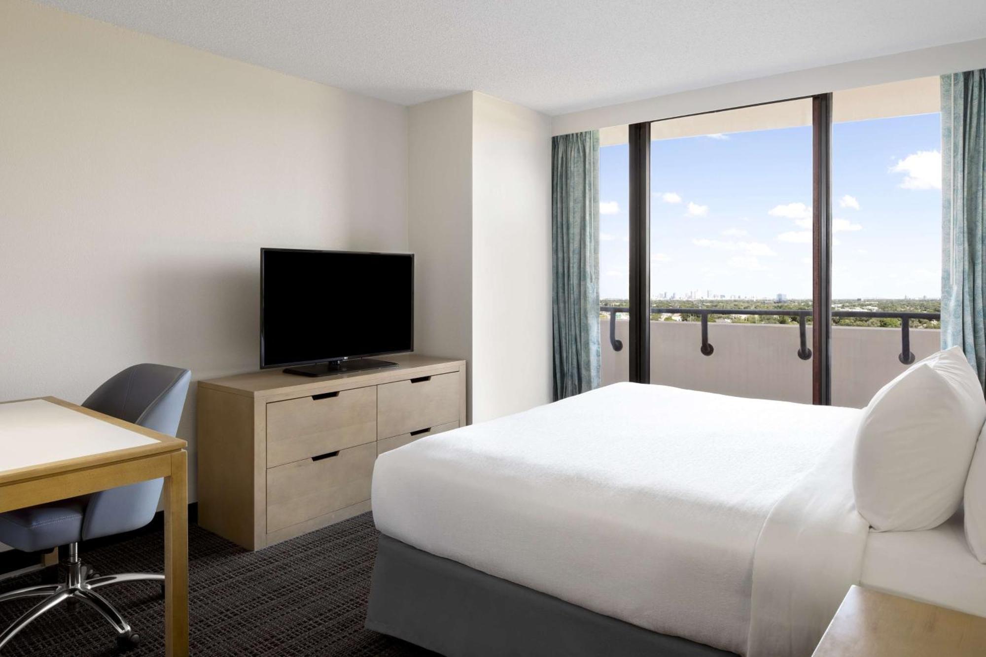 Embassy Suites By Hilton Tampa Airport Westshore Екстериор снимка