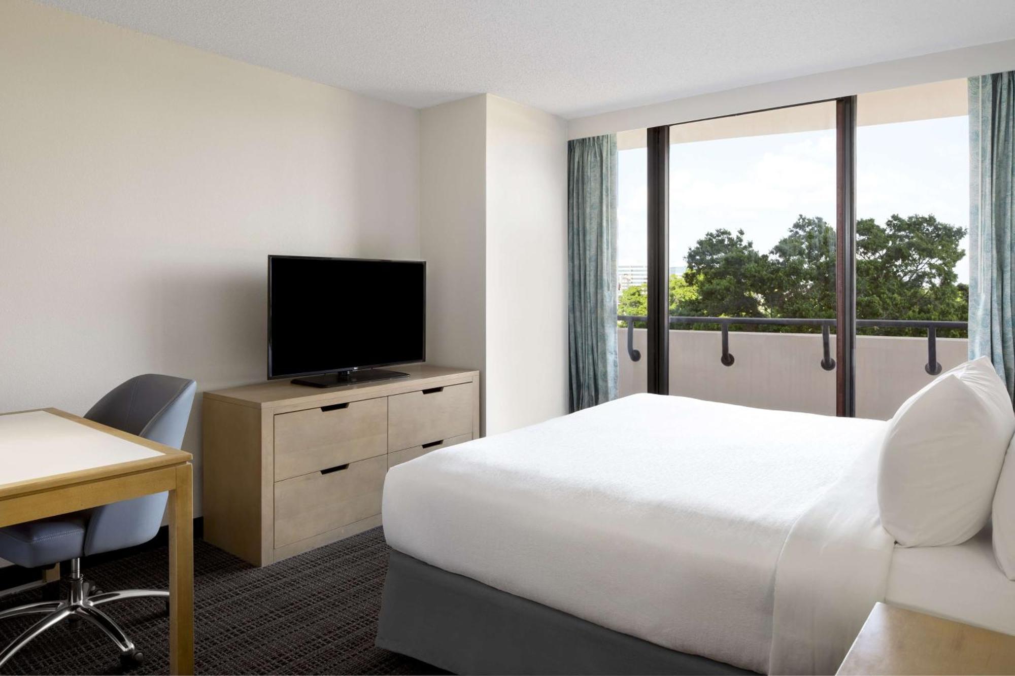 Embassy Suites By Hilton Tampa Airport Westshore Екстериор снимка